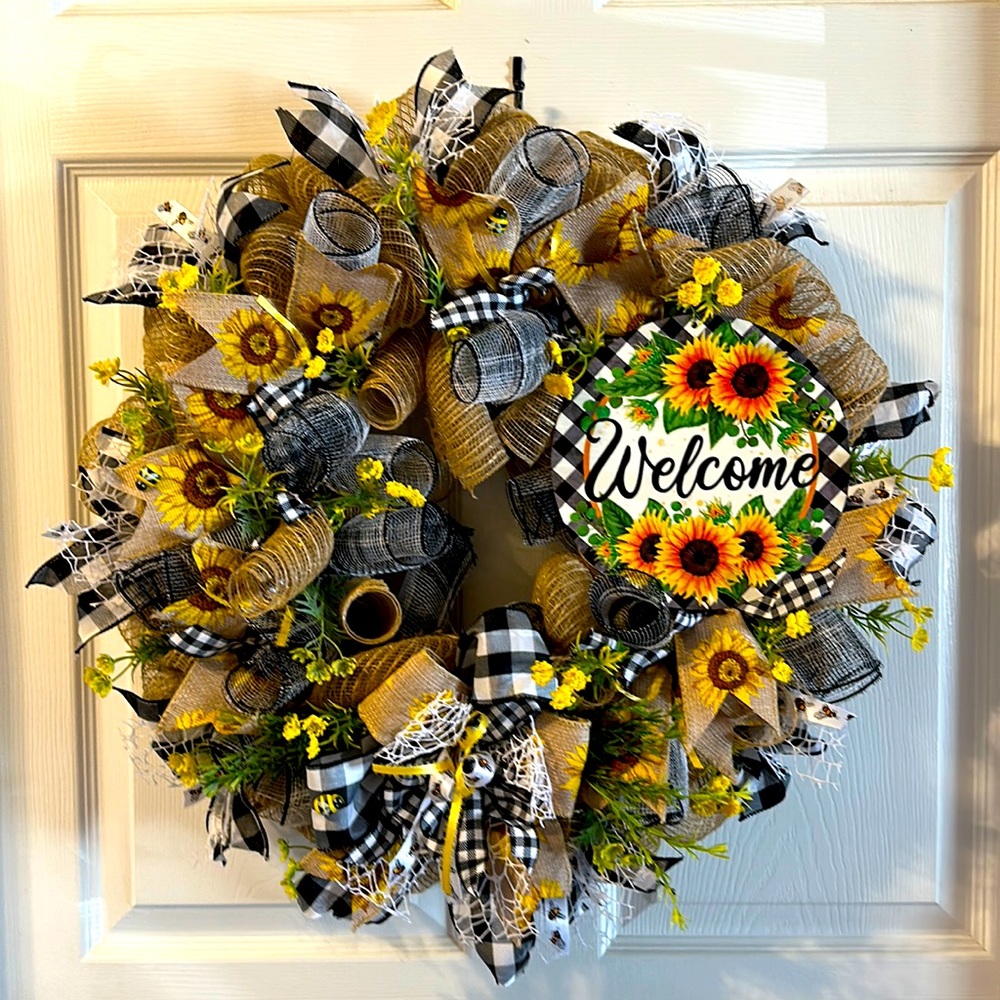 This is a nice and full Sunflower wreath. Some bees popped in too!!🐝